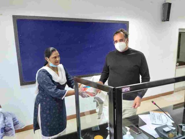 एक मोबाइल का दान शिक्षा के लिए वरदान ‘ अभियान अंतर्गत वार्ड पार्षद ननकी नोनी बाई ने किया 5 स्मार्टफोन दान