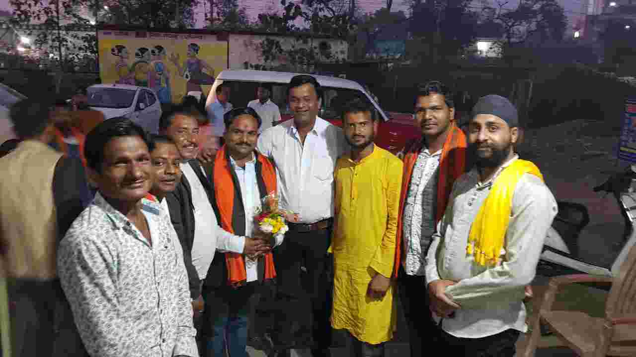 भाजयुमो जिलाध्यक्ष ने आशीष ताम्रकार से उनके ऑफिस पहुच कर लिया आशीर्वाद*