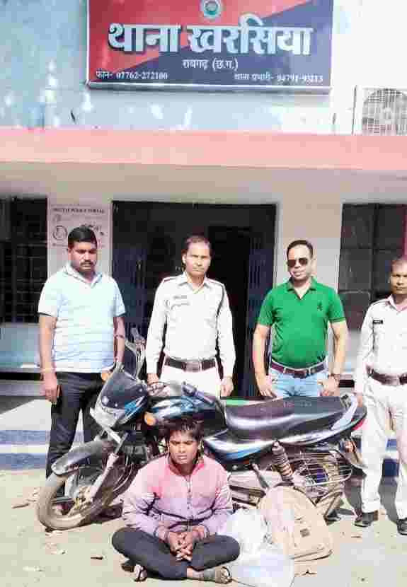 खरसिया पुलिस-वारंटी पतासाजी दौरान मोटर सायकल पर महुआ शराब ले जाते मिला युवक*
