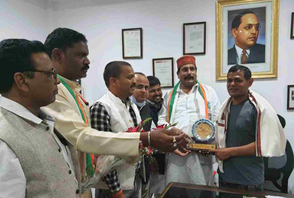 बिलासपुर आईजी आर एल डांगी मजदूर रत्न से सम्मानित