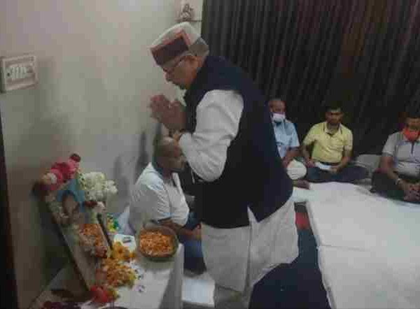 पूर्व मुख्यमंत्री डॉ रमन सिंह स्व.रोशन अग्रवाल के निवास पहुंच श्रद्धांजलि दी