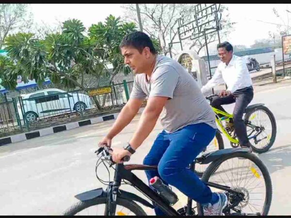 *साइकिल पर निकल निगम आयुक्त ले रहे स्वच्छता सर्वेक्षण की तैयारियों का जायजा*