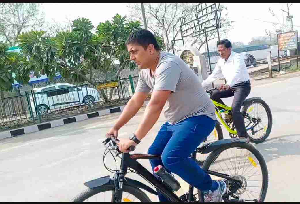 *साइकिल पर निकल निगम आयुक्त ले रहे स्वच्छता सर्वेक्षण की तैयारियों का जायजा*