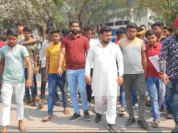 जिला इंटक शाहनवाज के नेतृत्व में किया एसईसीएल का घेराव