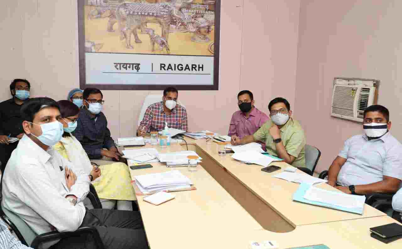 रूफवॉटर हार्वेस्टिंग के लिये प्रदेश में सबसे बढिय़ा काम करने पर कलेक्टर रायगढ़ भीम सिंह को मिली सराहना