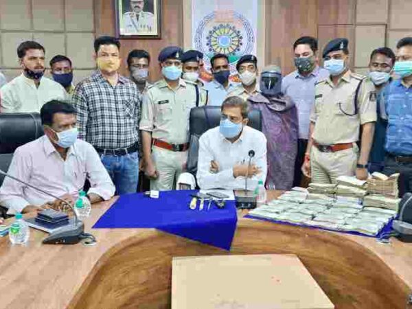 बड़ी खबर: कुख्यात शटर चोर पकड़ा गया 24 घंटे में 20 लाख की चोरी का खुलासा ,सूरजपुर पुलिस ने अस्पताल कालोनी में हुए चोरी के मामले का किया खुलासा