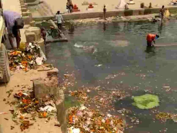 केलो नदी में अपशिष्ट डालने पर गौरी शंकर मंदिर प्रबंधन पर हुई निगम की कार्यवाही