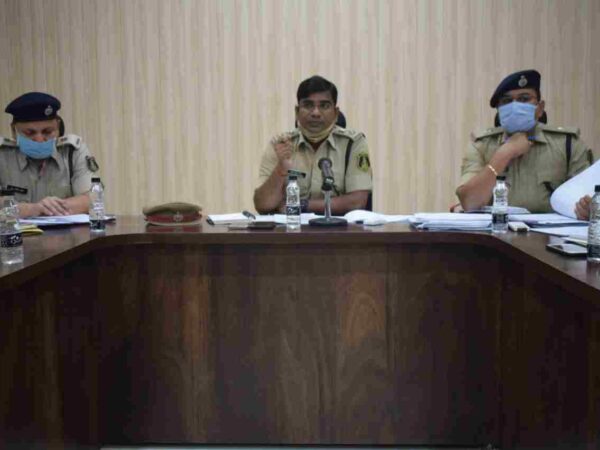 परेड के बाद पुलिस कंट्रोल रूम में एसपी ने ली क्राइम मीटिंग, होली के पहले गुंडा बदमाशों पर प्रभावी कार्यवाही के दिए निर्देश