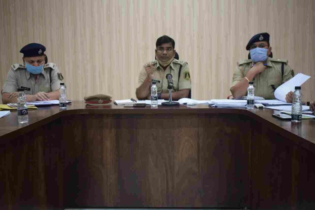 परेड के बाद पुलिस कंट्रोल रूम में एसपी ने ली क्राइम मीटिंग, होली के पहले गुंडा बदमाशों पर प्रभावी कार्यवाही के दिए निर्देश