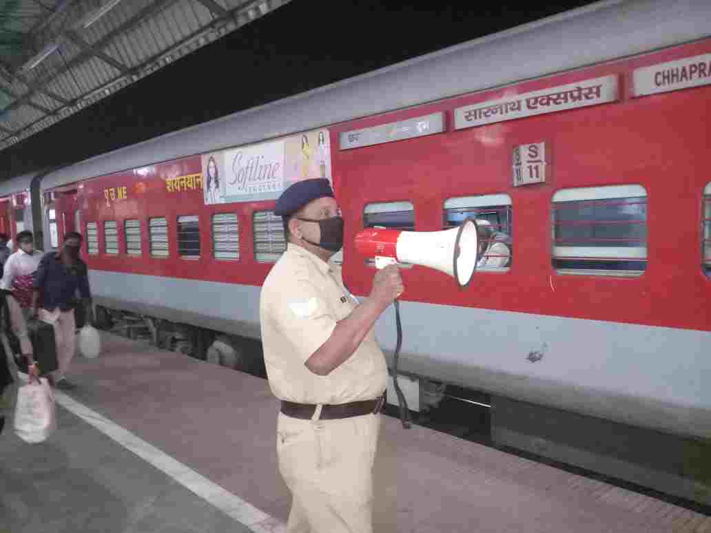 आरपीएफ रायगढ़ ने मंडल सुरक्षा आयुक्त के दिशा निर्देश पर आगजनी रोकने के लिए स्टेशनों में जागरूकता अभियान  चलाया