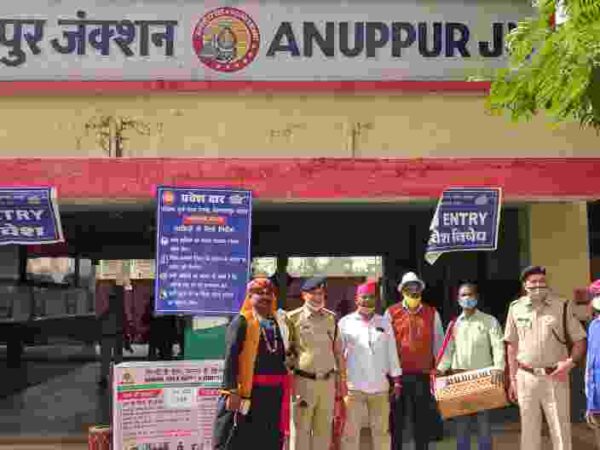 अनुपपुर रेल्वे स्टेशन में आरपीएफ की नुक्क्ड़ टीम ने फायर सेफ्टी अभियान के तहत रेल्वे परिसर में किया नुक्क्ड़ नाटक