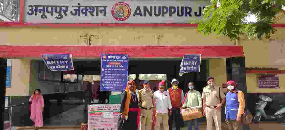 अनुपपुर रेल्वे स्टेशन में आरपीएफ की नुक्क्ड़ टीम ने फायर सेफ्टी अभियान के तहत रेल्वे परिसर में किया नुक्क्ड़ नाटक
