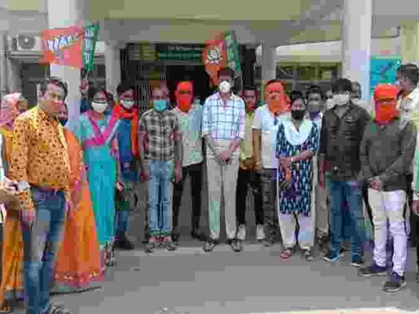 जिला अस्पताल में अव्यस्था से नाराज़ भाजपाइयों ने कोविड 19 की वजह से आंदोलन किया स्थगित