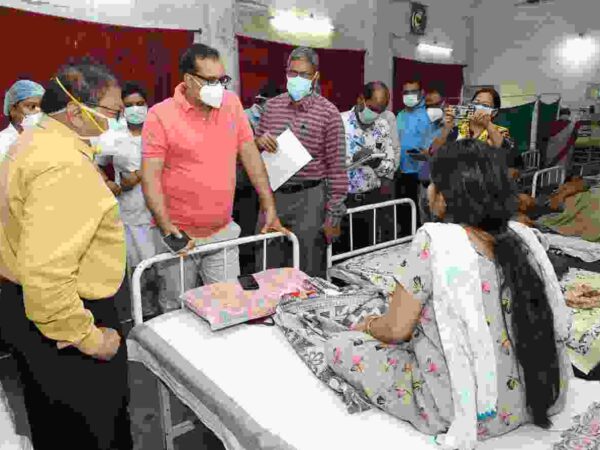 जिला चिकित्सालय के औचक निरीक्षण में पहुंचे कलेक्टर श्री भीम सिंह अस्पताल की साफ-सफाई सहित वार्डों का लिया जायजा