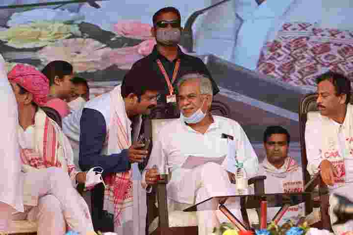 असम के बरपेटा विधानसभा क्षेत्र का चुनावी कमान संभाल रहे रायगढ़ विधायक प्रकाश नायक कांग्रेस प्रत्याशी अब्दुर रहीम अहमद के पक्ष में कर रहें चुनावी प्रचार