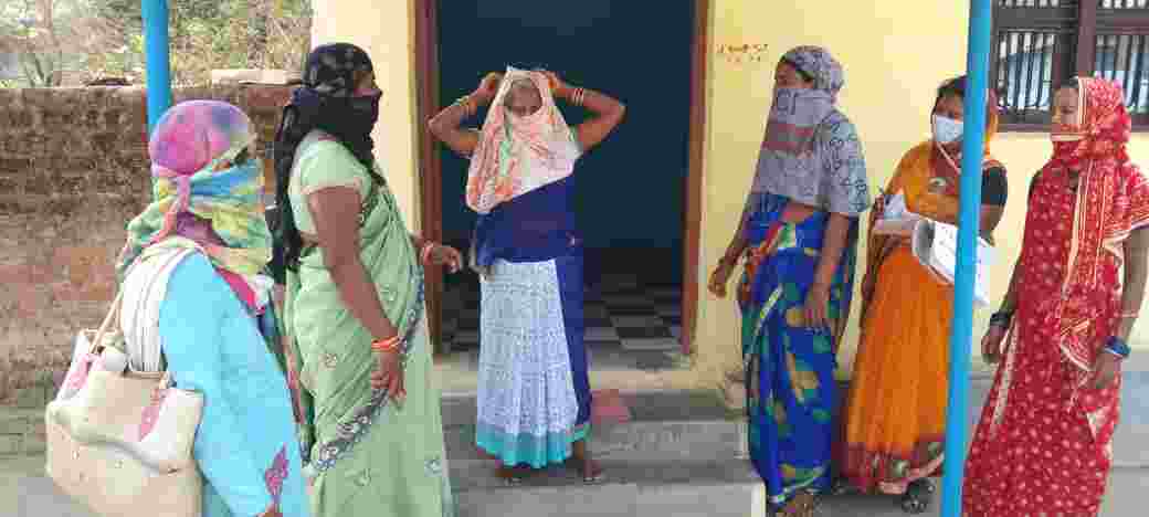 *बिना मास्क लोगों से ग्राम पंचायत बुडबुड द्वारा 2400₹ की वसूली*
