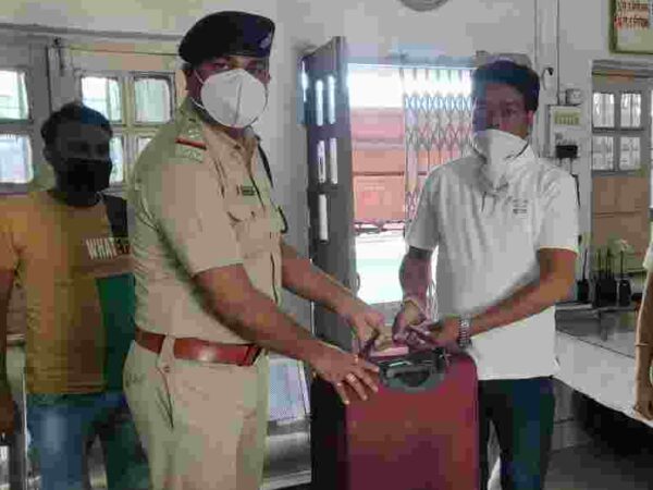 RPF अनूपपुर -रायगढ़ की सक्रियता से उत्कल यात्री को मिला उसका नगदी सहित ट्राली बैग