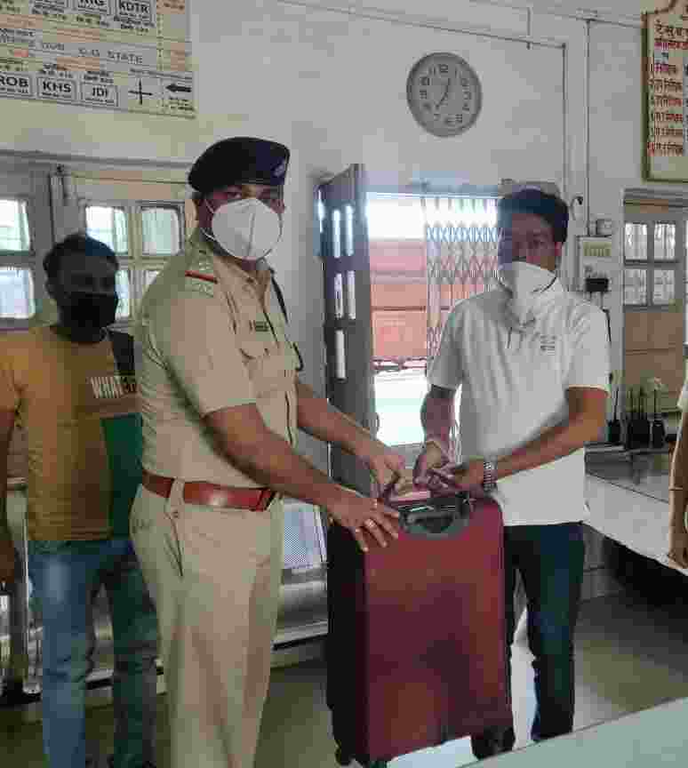 RPF अनूपपुर -रायगढ़ की सक्रियता से उत्कल यात्री को मिला उसका नगदी सहित ट्राली बैग