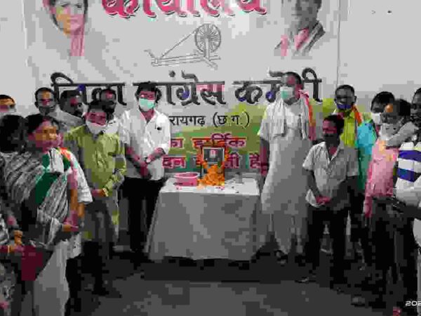 *बीजापुर नक्सली हमले में शहीद हुए जवानों को रायगढ़ जिला कांग्रेस शहर ने कांग्रेस भवन में श्रद्धांजलि दी गई*