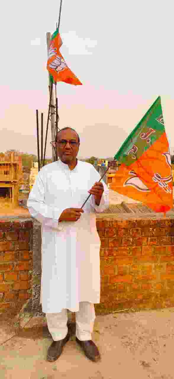भाजपा 41 वां स्थापना दिवस पर जिला कार्यकारिणी के सदस्य वेंकट अग्रवाल ने  निवास पर झंडा लहराया
