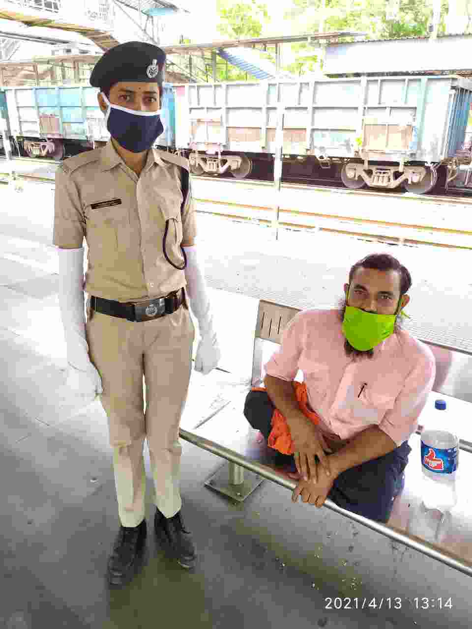 रायगढ़: आरपीएफ महिला आरक्षक खिलेश्वरी सिन्हा ने अपनी जान की परवाह किये दिव्यांग यात्री की जान बचाई
