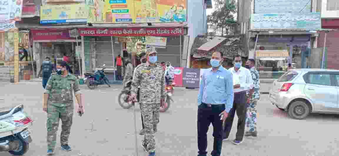 *धरमजयगढ़ पुलिस फ्लैग मार्च निकाल कर दी लॉकडाउन पालन करने का संदेश*