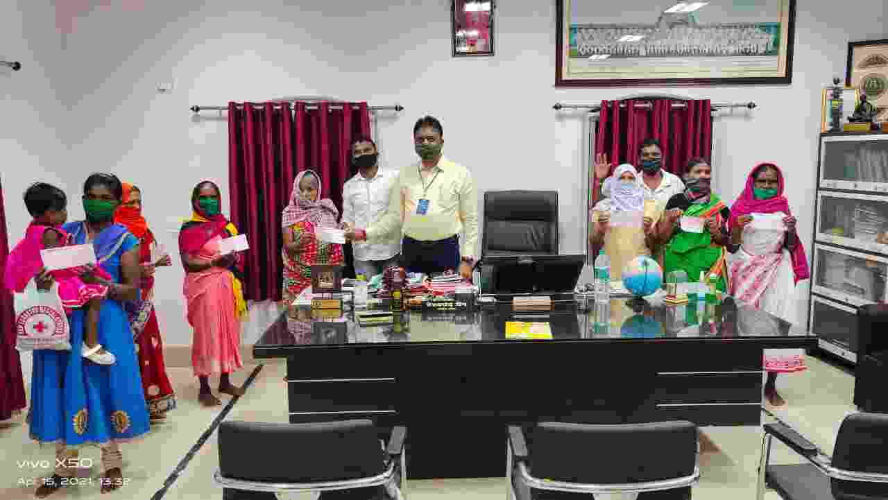 *मुख्यमंत्री स्वेच्छानुदान एवं मंत्री स्वेच्छानुदान की स्वीकृति से जगदलपुर विधायक रेखचंद जैन की अनुशंसा पर दो लाख पन्द्रह हजार रूपये की राशि हितग्रहियो को वितरित*