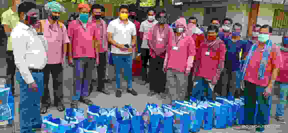 *कुलियों के दर्द को समझा कलेक्टर ने बंटवाया सूखा राशन का पैकेट,निगम कमिश्नर के हाथों राशन पैकेट पाकर कुलियों ने कहा धन्यवाद साहब*