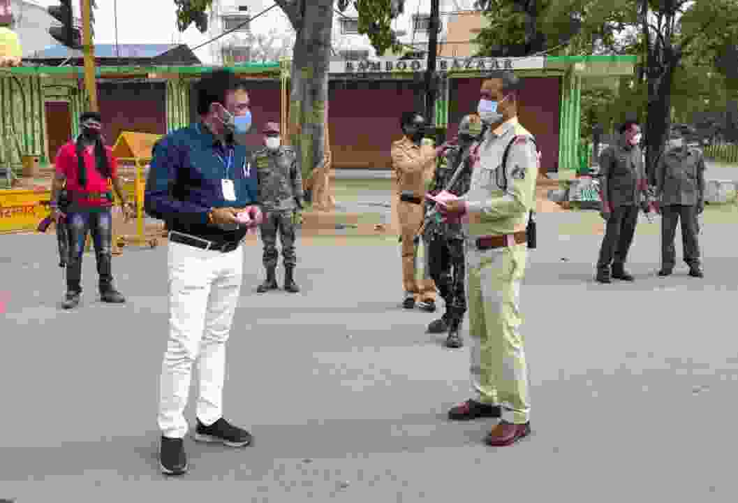 *संसदीय सचिव रेखचंद जैन लॉकडाउन की ड्यूटी कर रहे पुलिस जवानो के पास पहुंच  सेनेटाईजर, मास्क औऱ शीतल पेय बांटे*