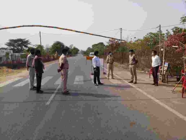 ओडिशा पुलिस से बेहतर को-ऑर्डिनेशन के लिए बॉर्डर चेक पोस्ट पर बरगढ़ पुलिस से मिले एसपी रायगढ़*