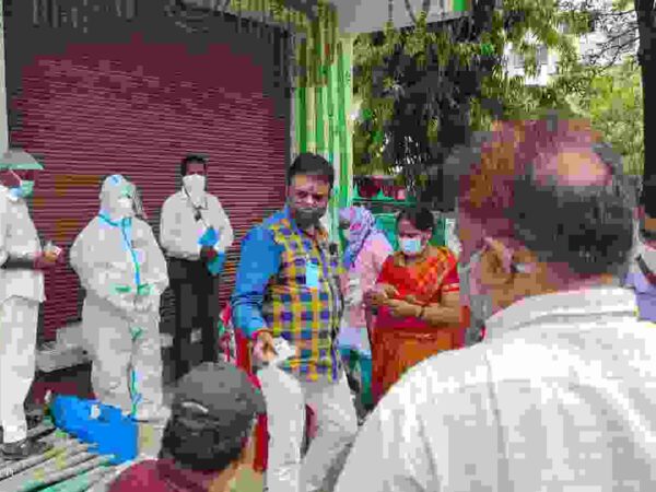 *वैक्सीनेशन सेन्टर में ड्यूटीरत कोरोना वारीयर्स से मिलकर किये जा उल्लेखनीय कार्यों के लिए हौसला अफजाई करने पहुंचे संसदीय सचिव रेखचंद जैन*