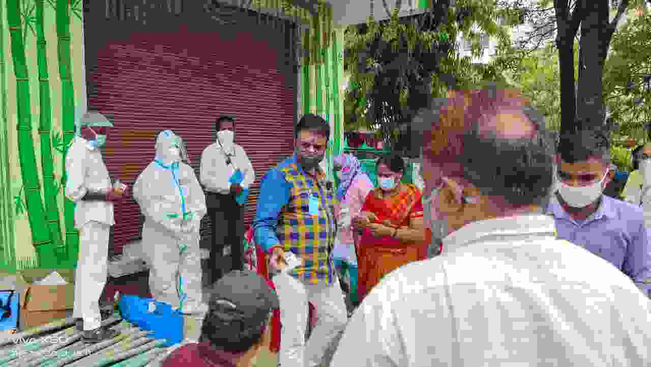 *वैक्सीनेशन सेन्टर में ड्यूटीरत कोरोना वारीयर्स से मिलकर किये जा उल्लेखनीय कार्यों के लिए हौसला अफजाई करने पहुंचे संसदीय सचिव रेखचंद जैन*