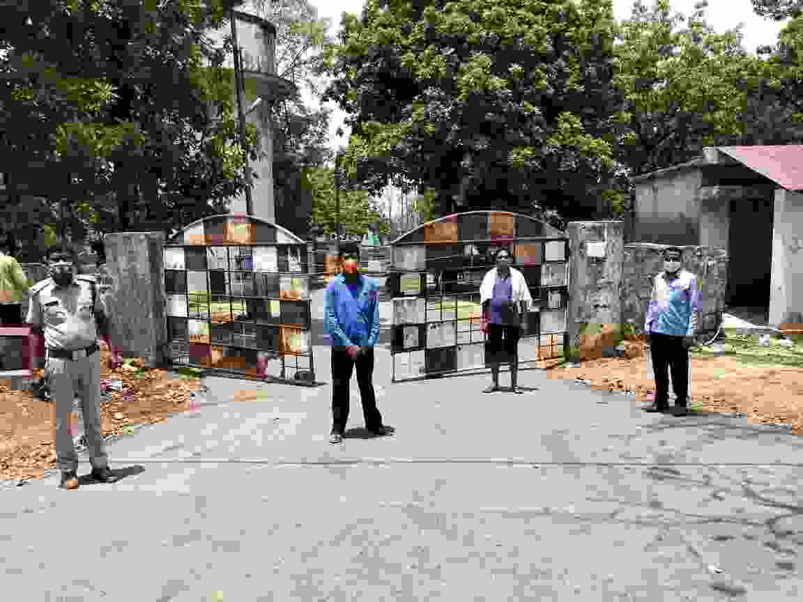 रायगढ़ पुलिस की पहल से संक्रमण के प्रति जागरूकता की अलख होने लगी कामयाब, ग्रामीण गांवों को स्वयं कर रहे लॉकडाउन*