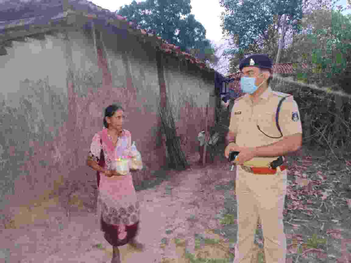 निराश्रित वृद्ध महिला की मदद के लिए थाना प्रभारी छाल को मिली सूचना