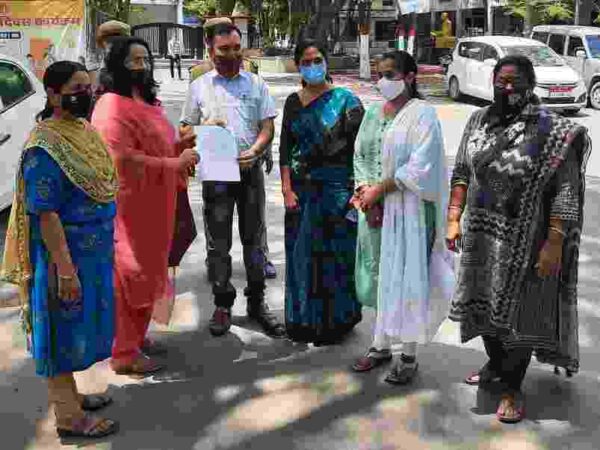 भाजपा महिला मोर्चा  बिलासपुर ने महासमुंद में भ्रष्टाचार उजागर करने वाले अधिकारी की सुरक्षा एवं मामले की जॉच की मांग को लेकर कलेक्टर के माध्यम से राज्यपाल के नाम ज्ञापन सौंपा