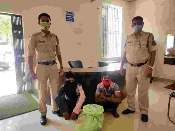 बाइक में महुआ शराब का परिवहन करते दो लोग कोतवाली पुलिस के हत्थे चढ़ा