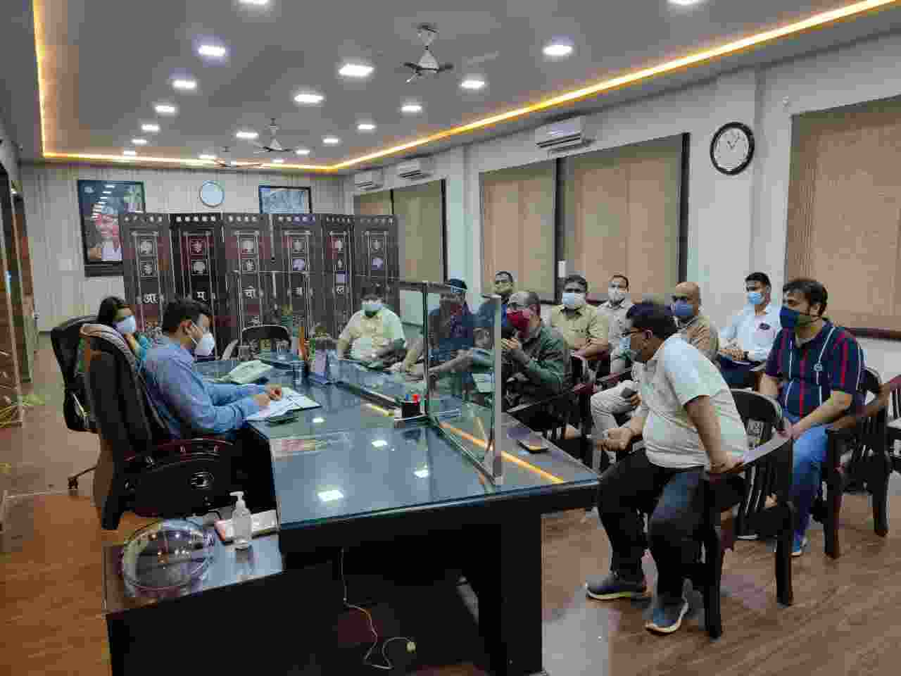 कलेक्टर के आश्वासन के बाद व्यापारियों का प्रदर्शन स्थगित
