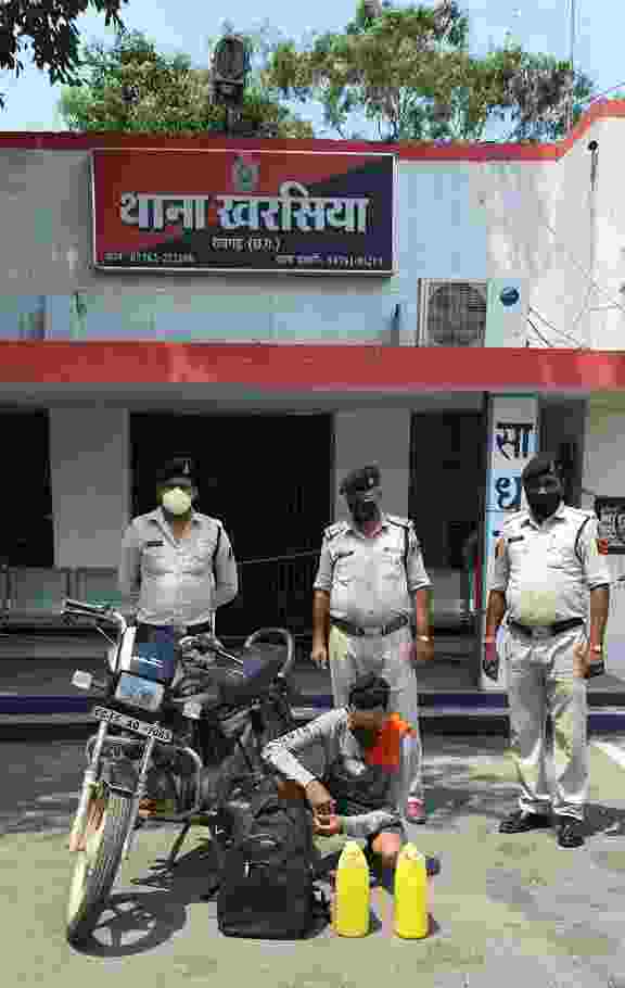 बाइक से 10 लीटर महुआ शराब सक्ति लेजाते एक युवक खरसिया पुलिष के हत्थे चढ़ा