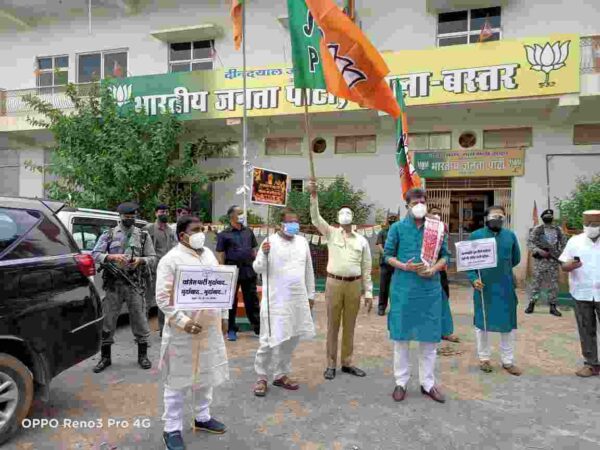 भाजपा का हल्ला बोल बड़े नेताओं ने दी गिरफ्तारी,पैदल मार्च निकाला, कोतवाली के सामने दिया धरना