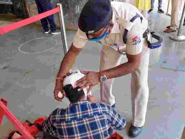 यात्री को चक्कर आया प्लेटफार्म में गिरने से सिर में लगी चोट आरपीएफ ने घायल को पहुँचाया अस्पताल