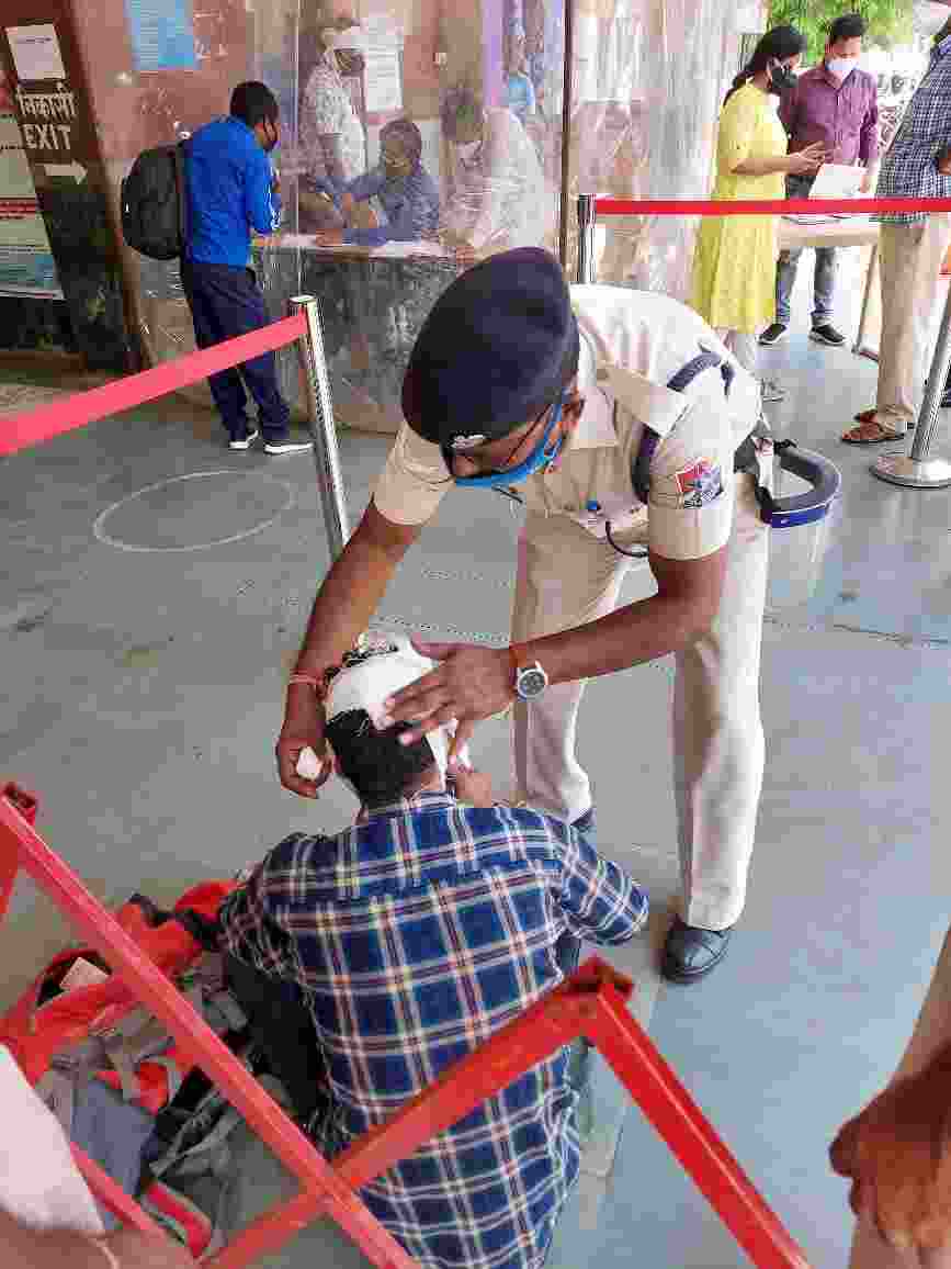 यात्री को चक्कर आया प्लेटफार्म में गिरने से सिर में लगी चोट आरपीएफ ने घायल को पहुँचाया अस्पताल