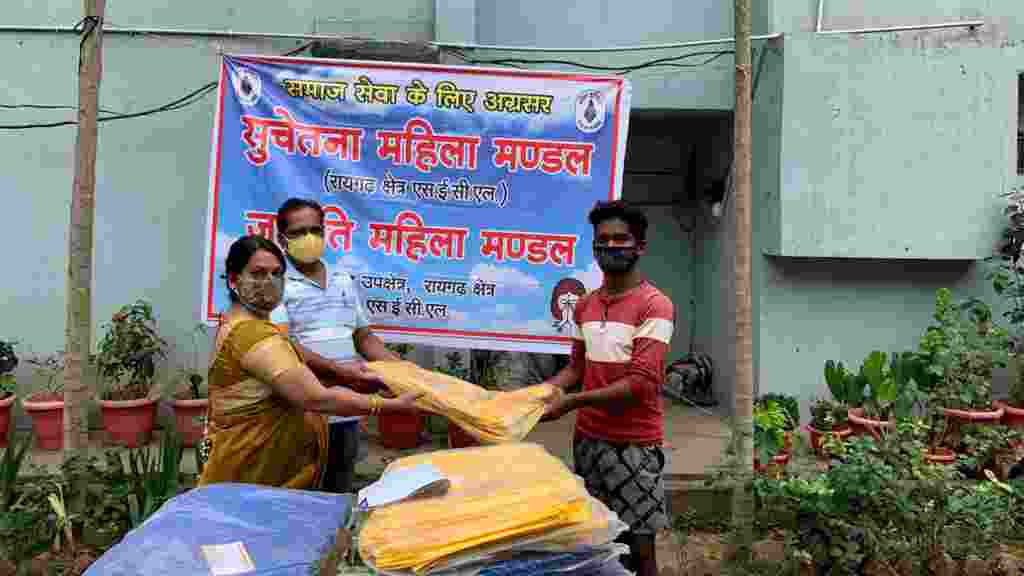 जागृति महिला मंडल बरौद ने अवरामुड़ा के प्रभावितों को बारिश के पूर्व मकानों को ढकने दिये तारपोलिन