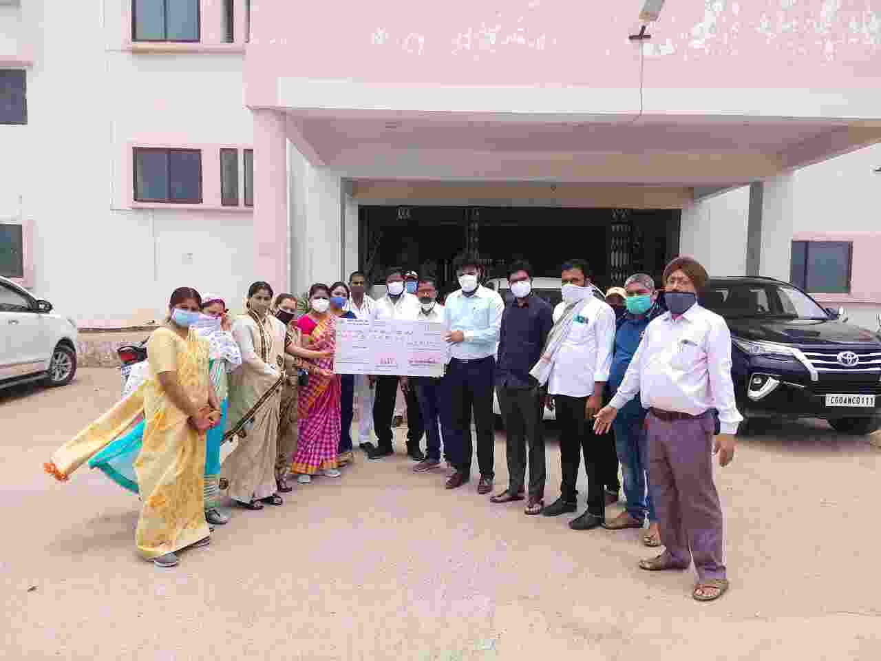 मुंगेली जिला पंचायत अध्यक्ष लेखनी सोनू चंद्राकर के नेतृत्व में 1 माह का मानदेय कोरोना बचाव हेतु मुख्यमंत्री राहत कोष में जमा किया