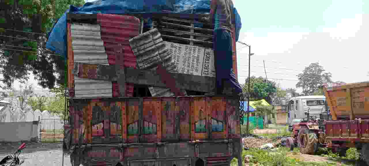 घरघोड़ा पुलिस ने पकड़ा आठ लाख का अवैध कबाड़ लोड ट्रक