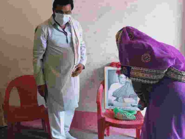 कोरोना महामारी से प्रभावित जरूरतमंद गरीबों  को अरुण चौहान ने  राशन, सब्जियां, मास्क, सेनीटाइजर एवं साबुन आदि का वितरण किया