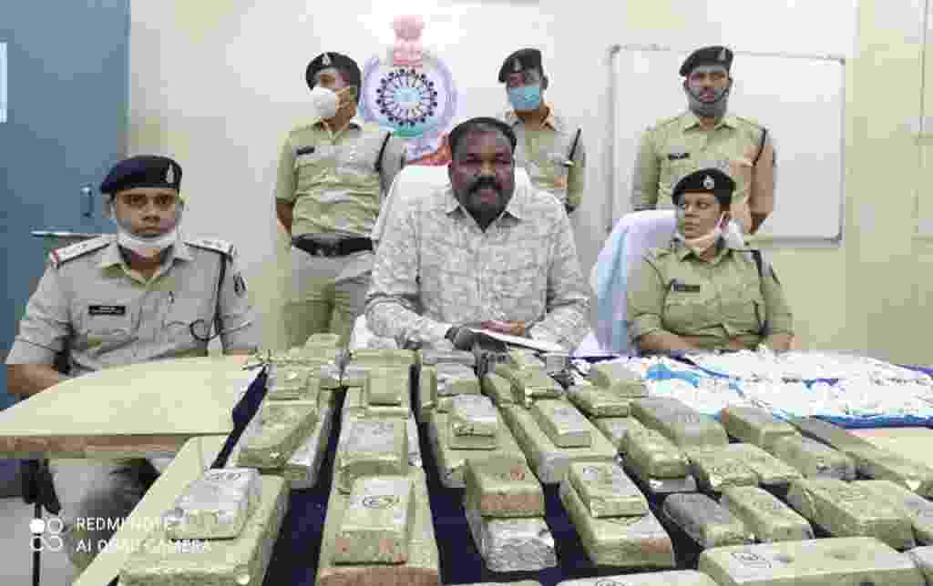बड़ी खबर – कार में ओडिशा से यूपी तक हो रहा था चांदी का अवैध परिवहन, कार सहित कुल 1 करोड़ 96 लाख के चांदी आभूषण और नकदी जप्त