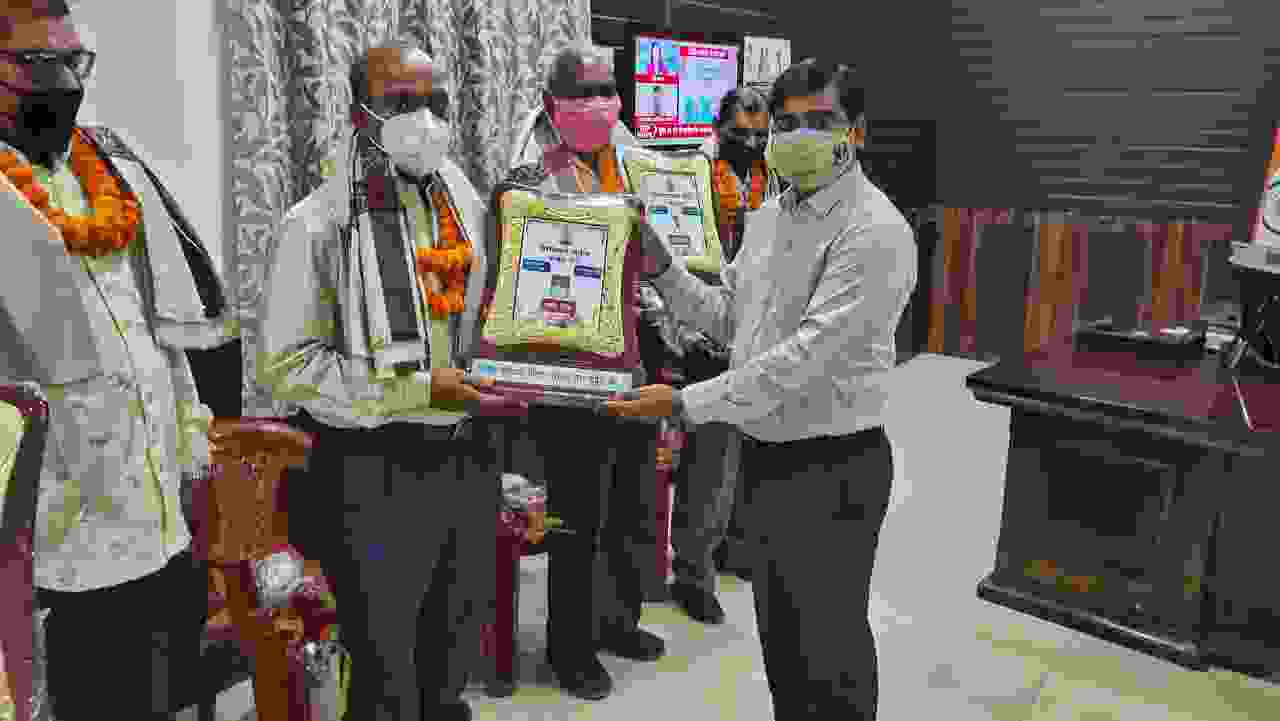 एसपी संतोष सिंह ने सेवानिवृत्त हुए पुलिस कर्मियो को कार्यालय में दी विदाई