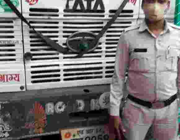 7 लाख का ट्रक में लोड अवैध कबाड़ कोतरारोड पुलिस ने पकड़ा