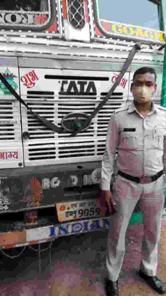 7 लाख का ट्रक में लोड अवैध कबाड़ कोतरारोड पुलिस ने पकड़ा