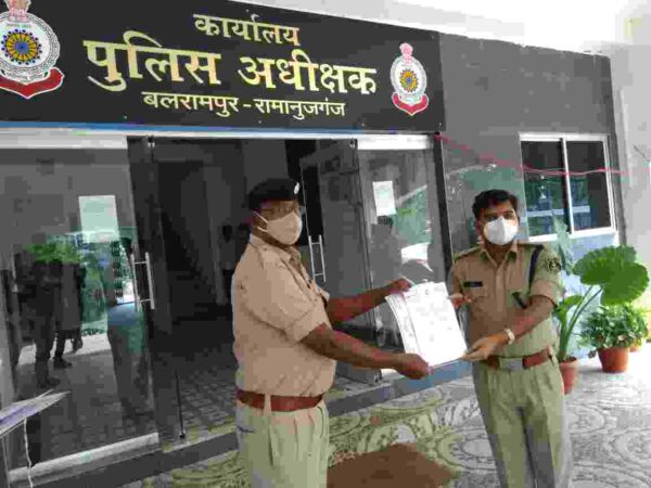 बलरामपुर: कोरोना के द्वितीय लहर में मुस्तैदी से कार्य करने वाले पुलिसकर्मियों का हुआ सम्मान